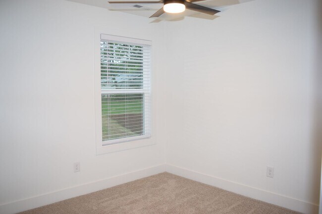 Building Photo - Prime Location! 3BR Townhome with 2.5 Baths