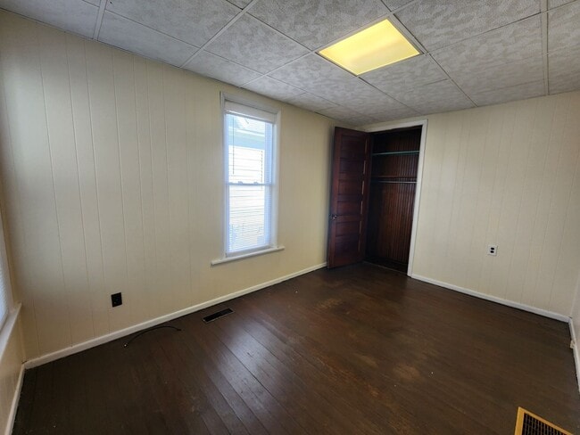 Building Photo - 3 Bedroom House w/Detached Garage!!!