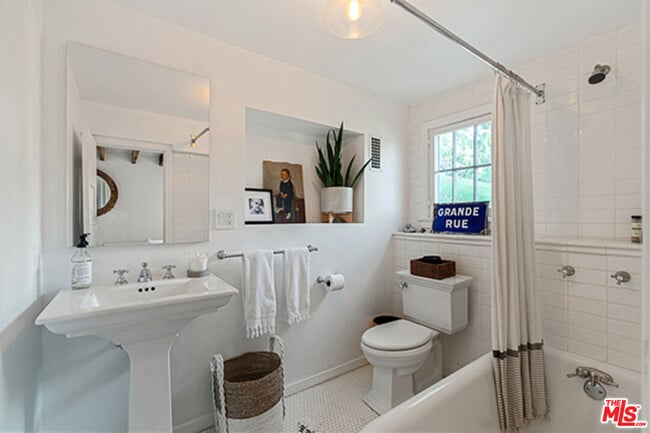 Building Photo - 6402 Ivarene Ave