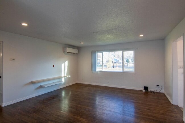Building Photo - South Redding Duplex with Many Perks!