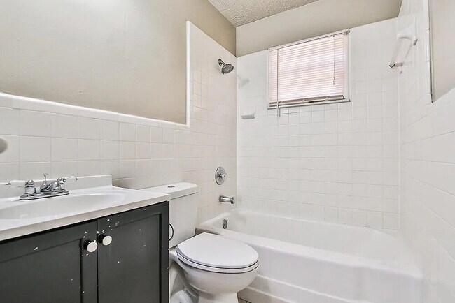 Building Photo - Come check out this great 3 bedroom 2 bathroom house located near Texas Tech!