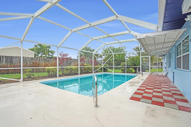 Building Photo - 865 SE Tierra Ct