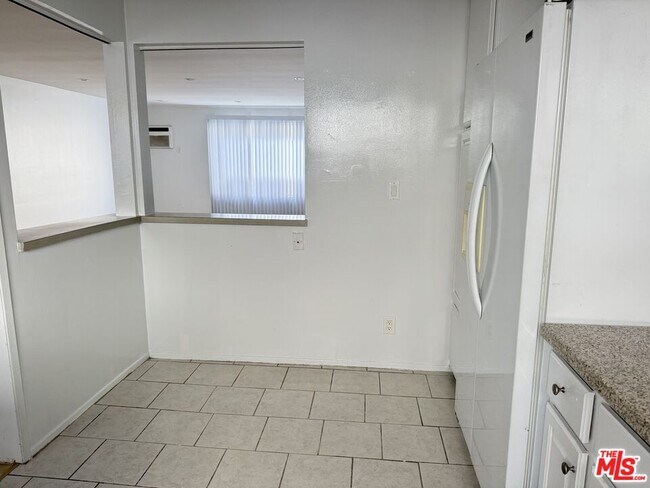 Building Photo - 1438 S Canfield Ave