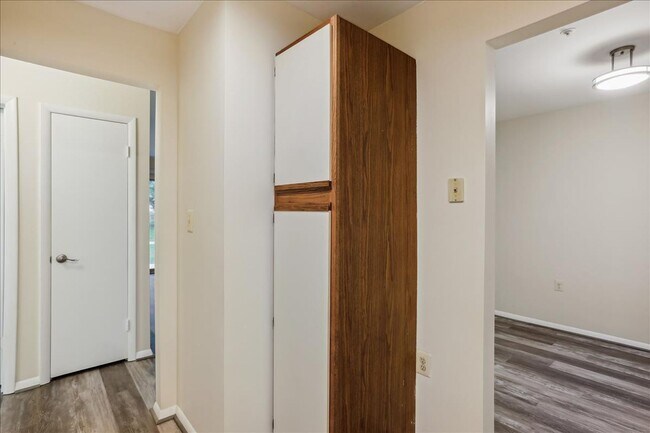 Building Photo - Ground Level Condo in Gaithersburg - 1 bed, 1 bath