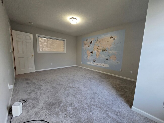 Building Photo - Spacious 4 Bedroom Duplex in North Normal ...