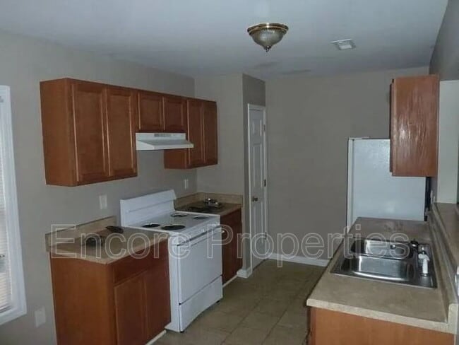 Building Photo - 2004 Hart St