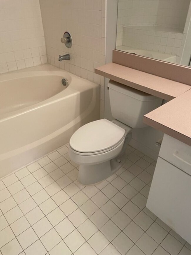 Building Photo - Luxury property. One bedroom condo