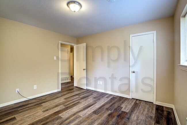 Building Photo - 6426 Chapman Dr