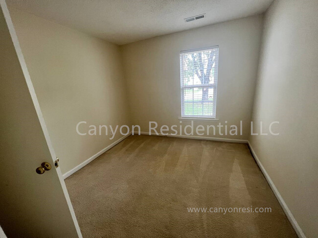 Building Photo - Beautiful 3b Room! Move in ready!