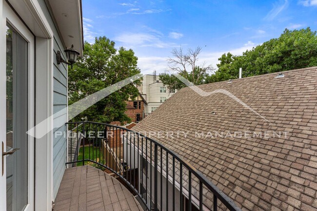 Building Photo - 3256 Meade St