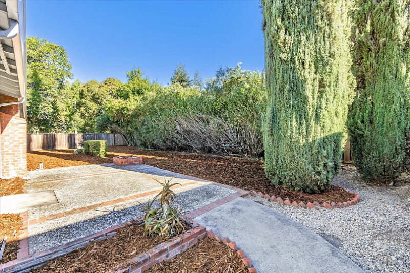 Building Photo - 110 Conifer Ln