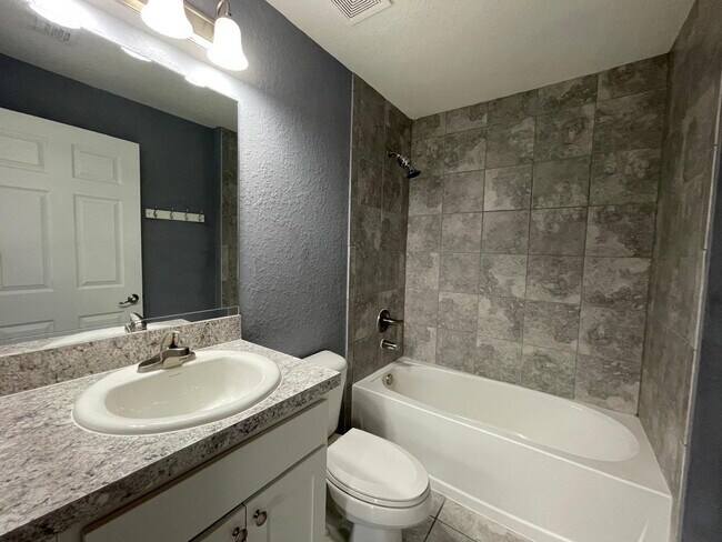 Building Photo - **Beautiful 3 Bd 2 Bath!! AVAILABLE AFTER JUNE 15TH**
