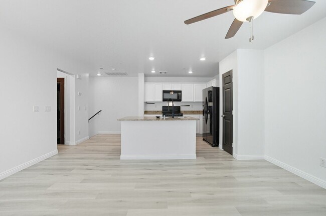 Building Photo - *MOVE IN SPECIAL - $300 OFF FIRST MONTH'S ...