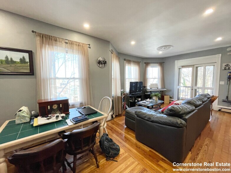 Building Photo - 18 Sunset St