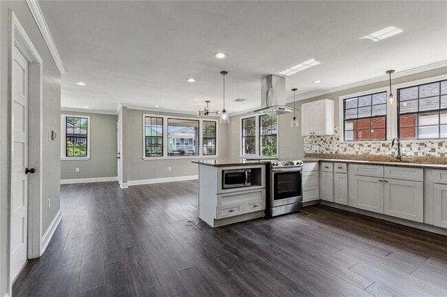 Building Photo - 1828 Alvar St