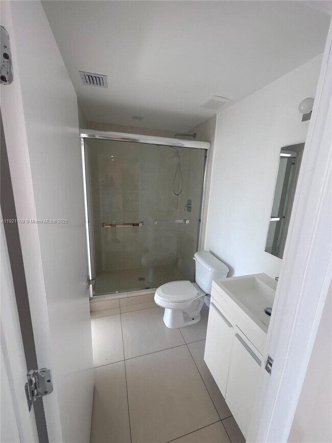 Building Photo - 829 SW 18th Ave