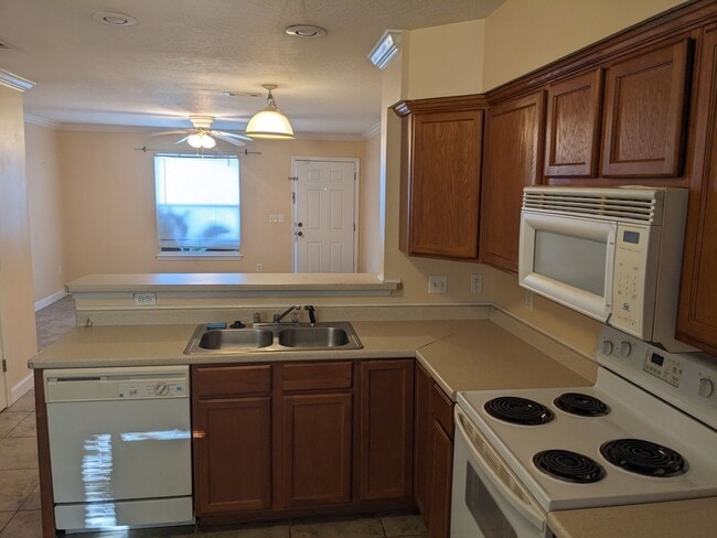 Building Photo - Townhouse with Pool Access. Assigned parking!
