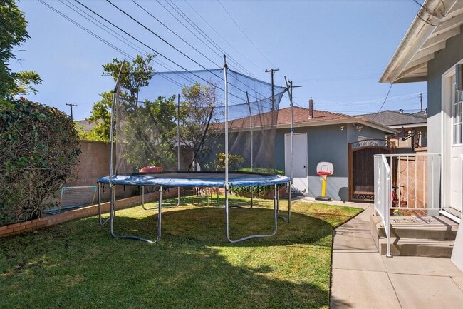 Building Photo - 3 Bed, 2 Bath home in quiet neighborhood