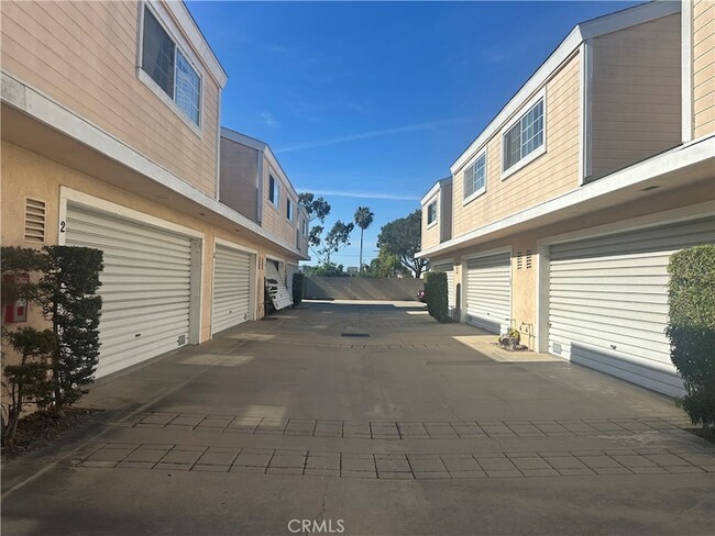 Building Photo - 2217 Vanderbilt Ln