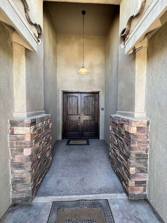 Building Photo - 4 BEDROOM POOL & SOLAR HOME