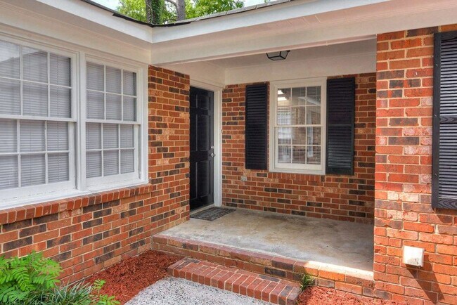 Building Photo - Updated 3 Bedroom 2 Bath off Furies Ferry!