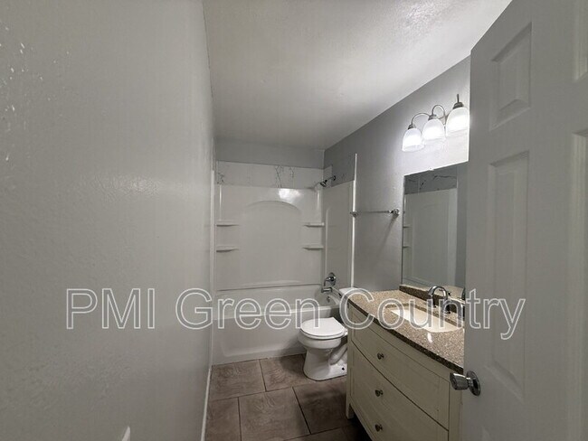 Building Photo - 618 N Fairland Ave