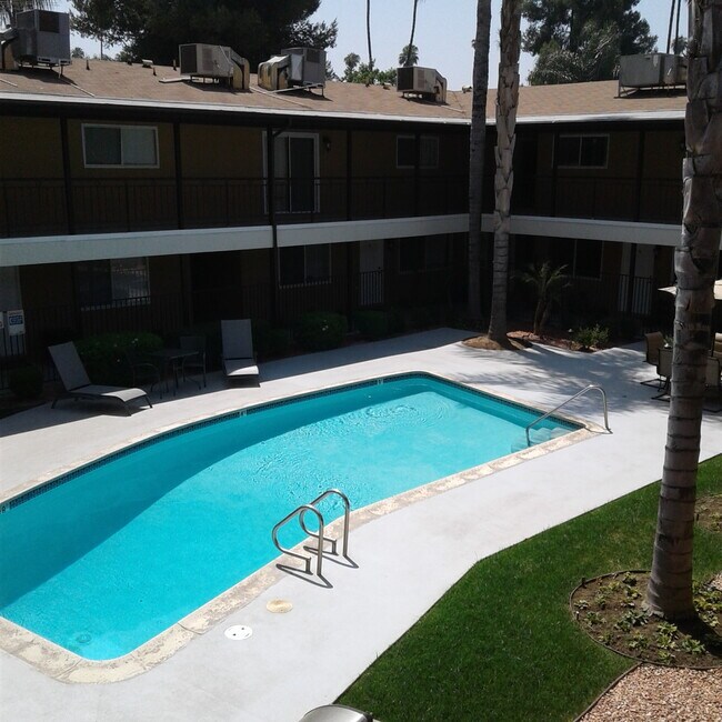 Building Photo - 1001 Pine Ave