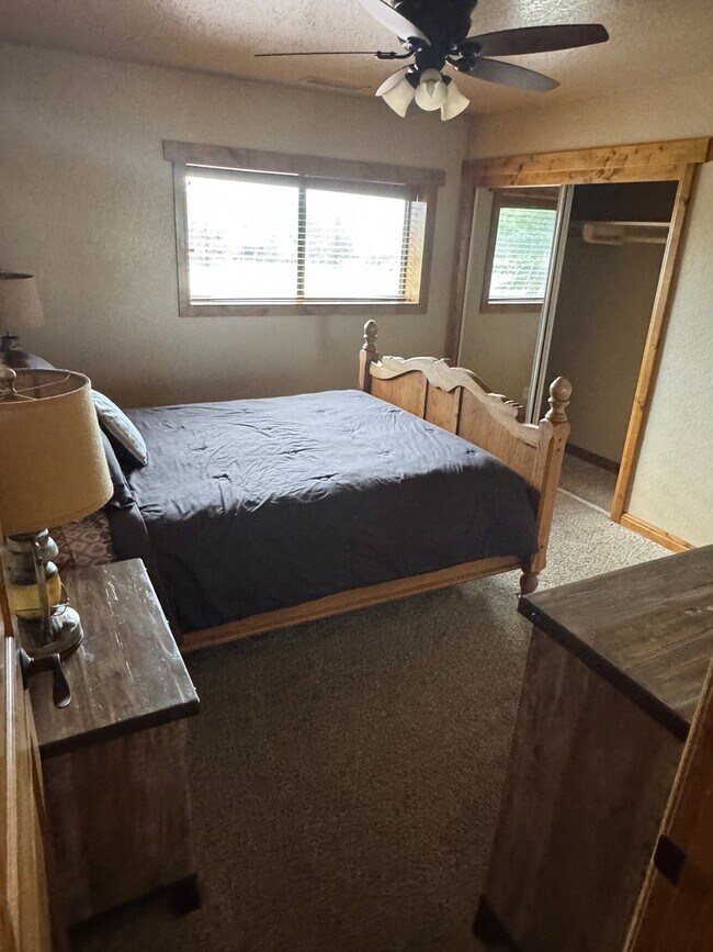 Building Photo - 3 Bed 2 Bath- Flagstaff