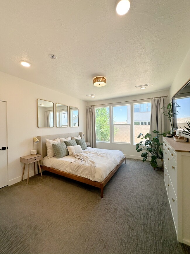 Building Photo - 5741 S Russet Sun Dr