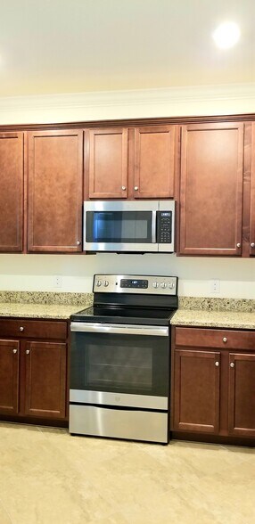 Fully equipped kitchen - 12604 Garibaldi Ln