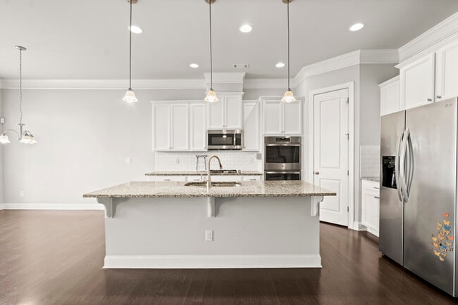 Building Photo - Townhouse - 4 Beds - 4 Bath
