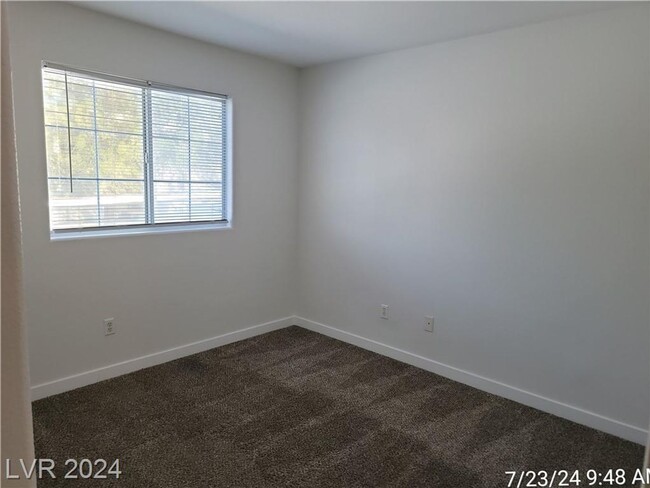 Building Photo - FANTASTIC GREEN VALLEY 2ND FLOOR UNIT IN G...