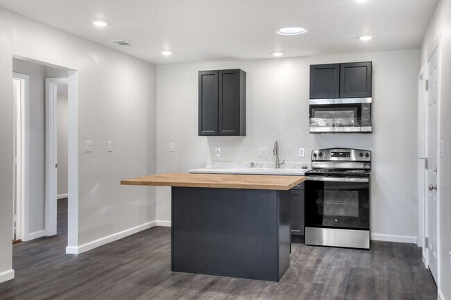 Building Photo - Newly Renovated 2 Bedroom 2 Bath Condo / Gated Parking / East Dallas