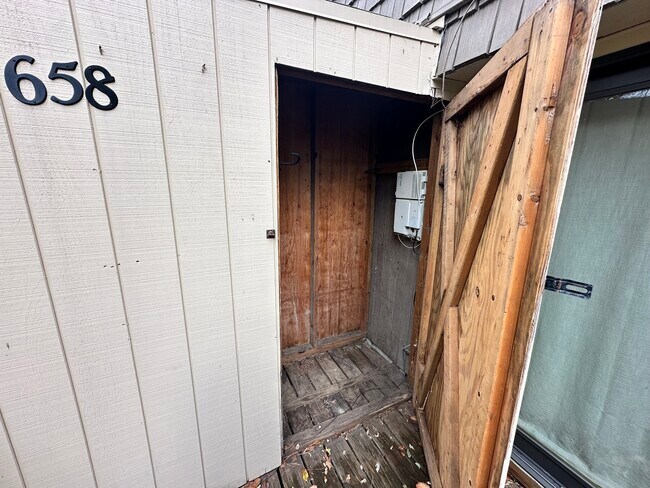 Building Photo - 658 Carriage Cir