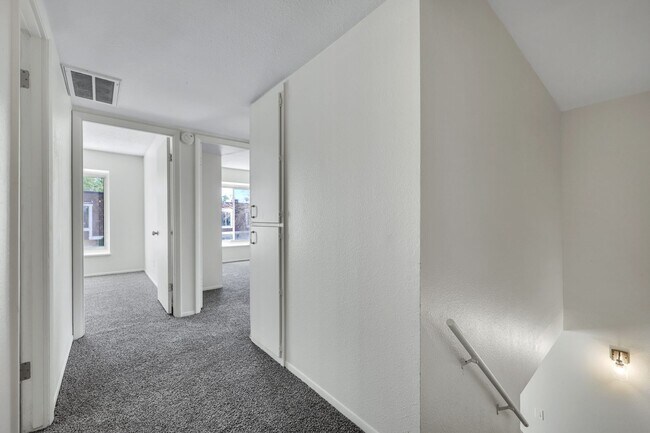 Building Photo - 3-1