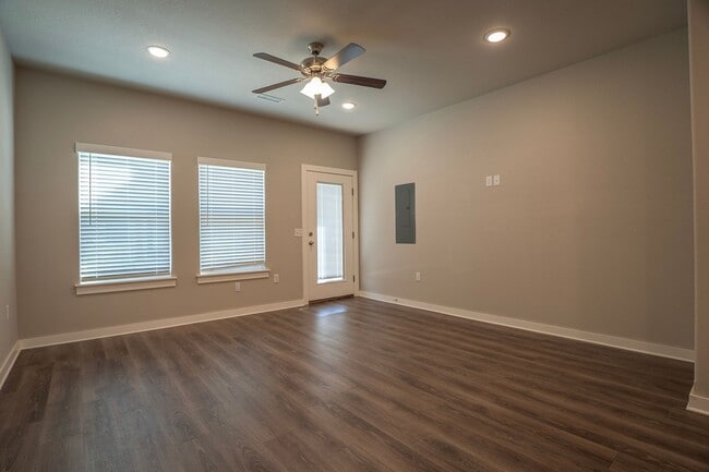 Building Photo - 2 Bedroom 2.5 Bath