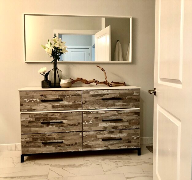 Building Photo - 1901 Summit Ave