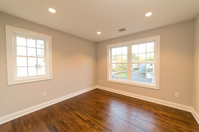 Building Photo - Luxury 3-Bed/1.5 Bath East Rock Condo Avai...