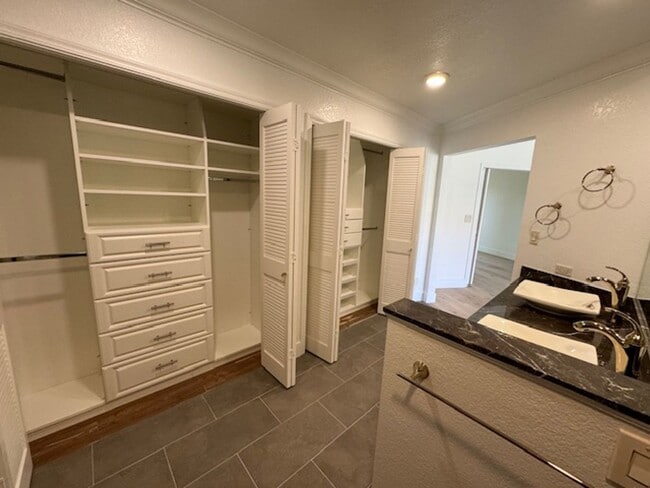 Building Photo - Tri-level townhome in highly desirable Dia...