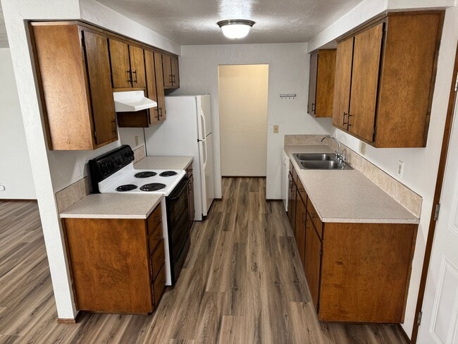 Building Photo - Updated 2 bed 1 bath duplex in Springfield!