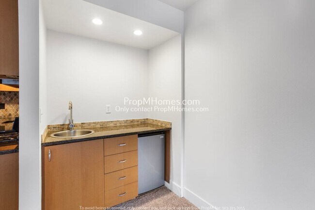 Building Photo - One Bedroom Condo on the Water in Lake Osw...