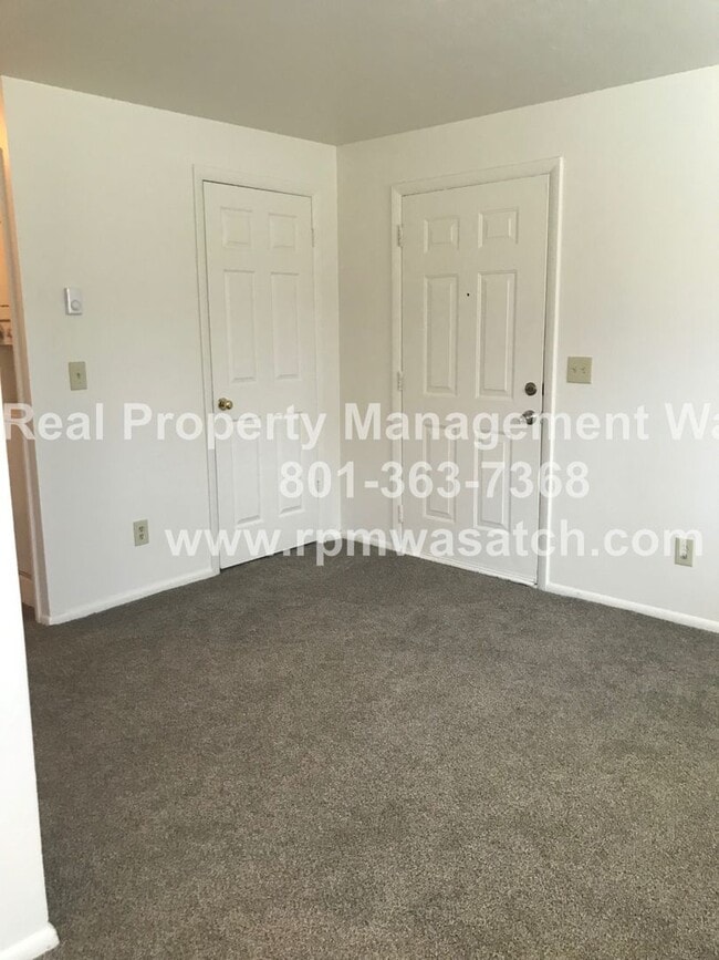 Building Photo - Check out This Cute 2 Bedroom 1 Bath SLC Condo!