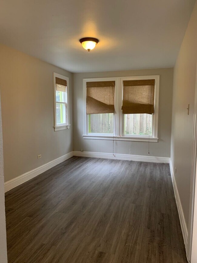 Building Photo - 902 1/2   E 43rd