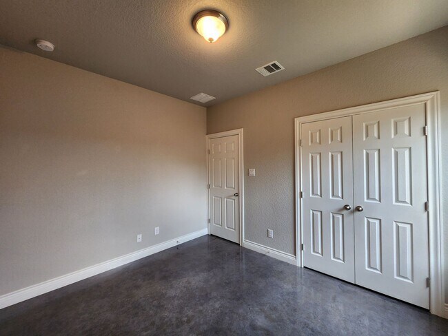 Building Photo - LOCATION! Walk to Torrey Park / Close to NB Downtown & Gruene / No Carpet / NBISD