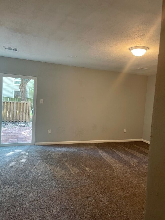 Building Photo - End unit townhome in Annapolis!