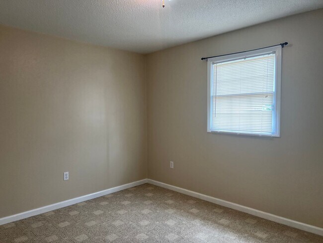 Building Photo - Hillbilly Private Drive