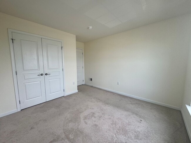 Building Photo - Spacious 3BR/2.5BA Townhome in Desirable B...