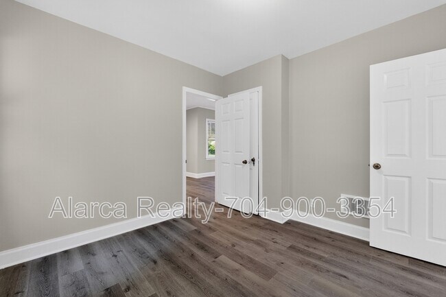 Building Photo - 2322 Belfast Dr