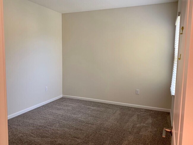Building Photo - Beautiful Town house for Rent