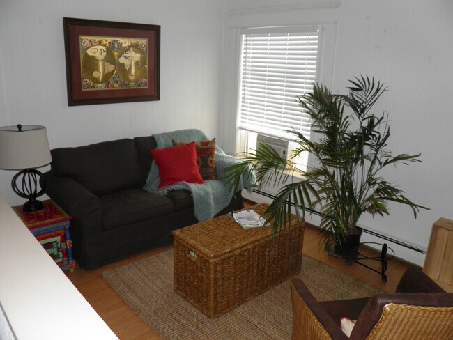 Liv Room - 1304 W Kiowa St